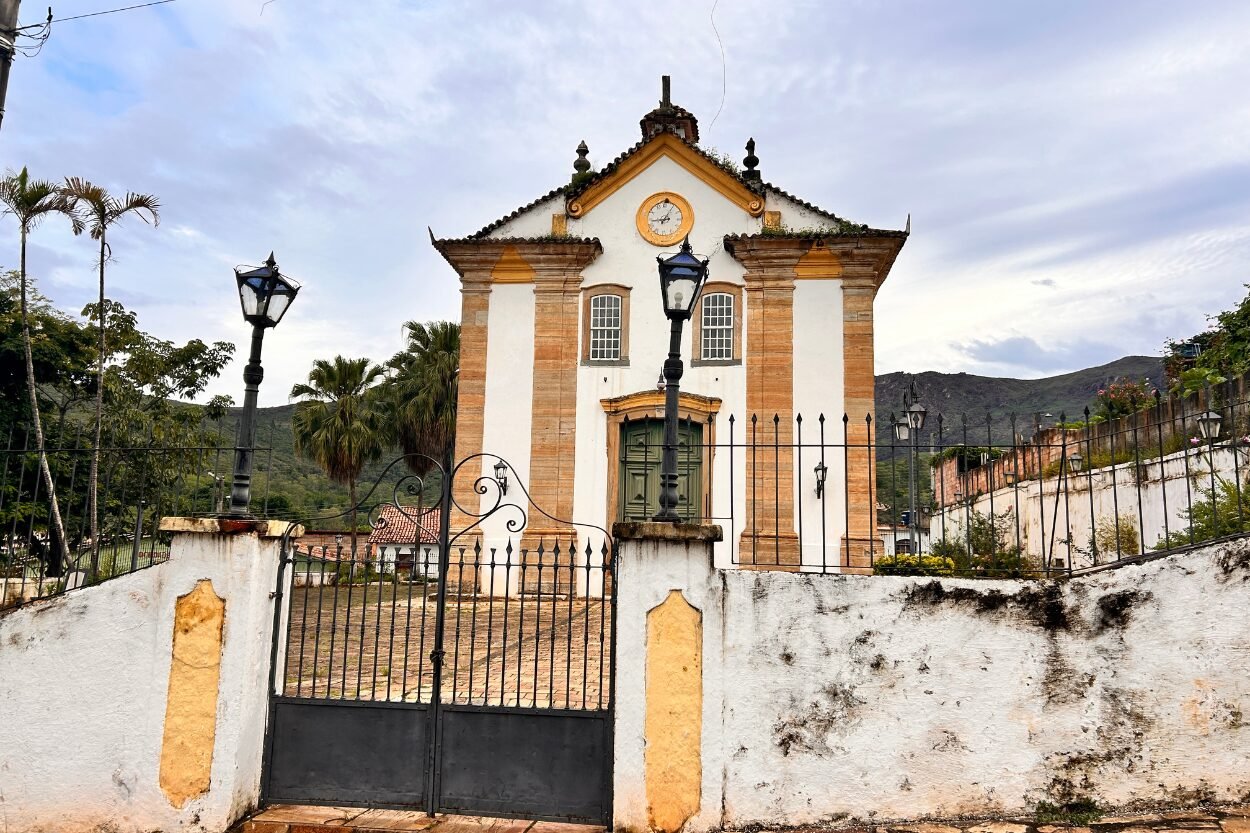Igreja de Nossa Senhora da Glória aguarda recursos para restauração em Passagem de Mariana