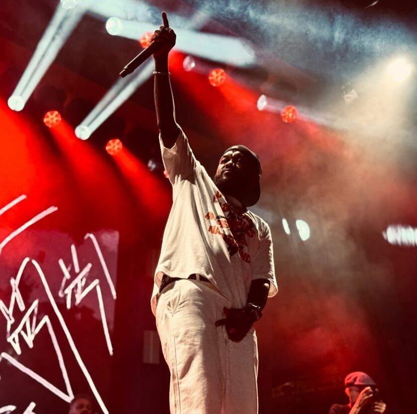 Djonga faz show histórico e lota o Largo do Cinema no Carnaval de Ouro Preto