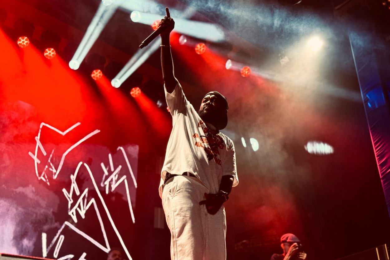 Djonga faz show histórico e lota o Largo do Cinema no Carnaval de Ouro Preto