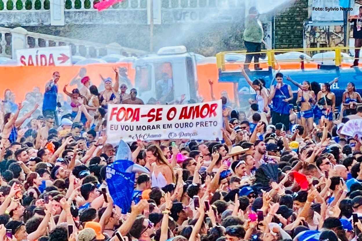 “Deu Praia”: Bloco da Praia reúne multidão e mantém tradição no Carnaval de Ouro Preto