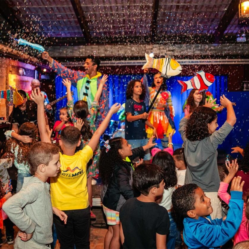 Fim de semana de alegria e imaginação: Banda Tindolalá encanta três cidades com espetáculo para toda a família