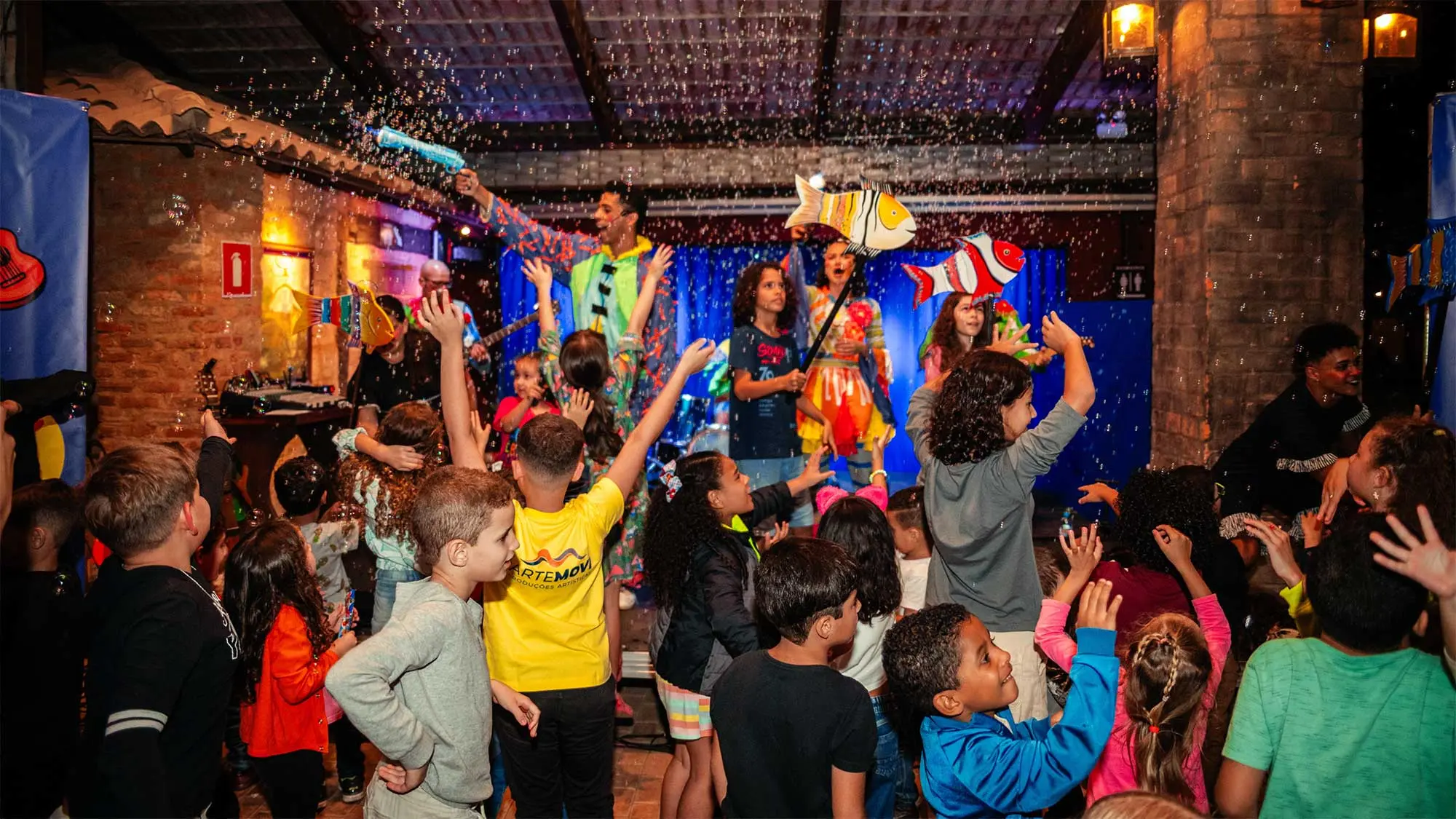 Fim de semana de alegria e imaginação: Banda Tindolalá encanta três cidades com espetáculo para toda a família