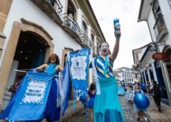 Ouro Preto vai às ruas em cortejo vibrante e da Saneouro que transforma arte em alerta pela preservação da água