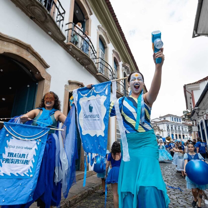 Ouro Preto vai às ruas em cortejo vibrante e da Saneouro que transforma arte em alerta pela preservação da água