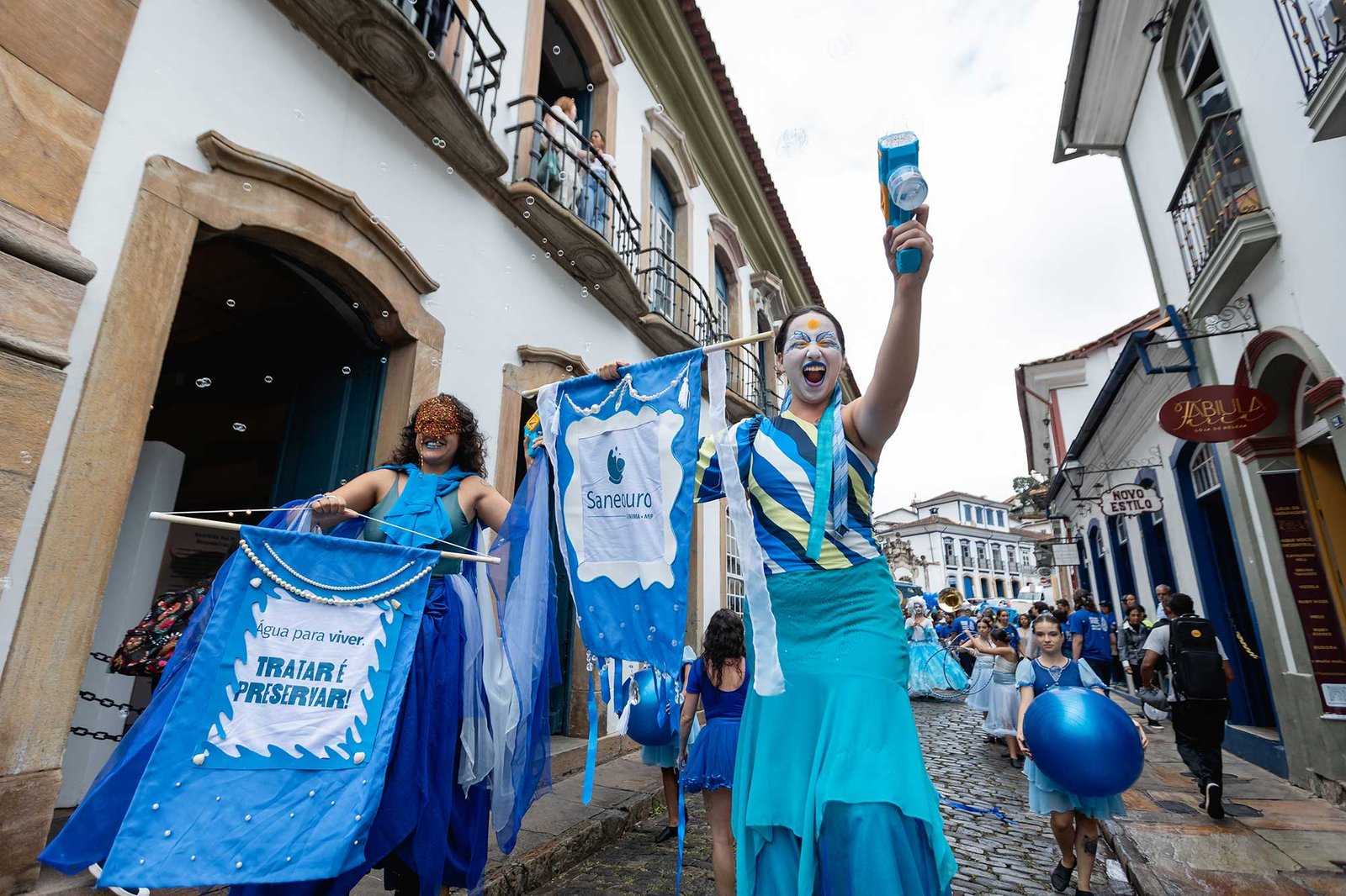 Ouro Preto vai às ruas em cortejo vibrante e da Saneouro que transforma arte em alerta pela preservação da água