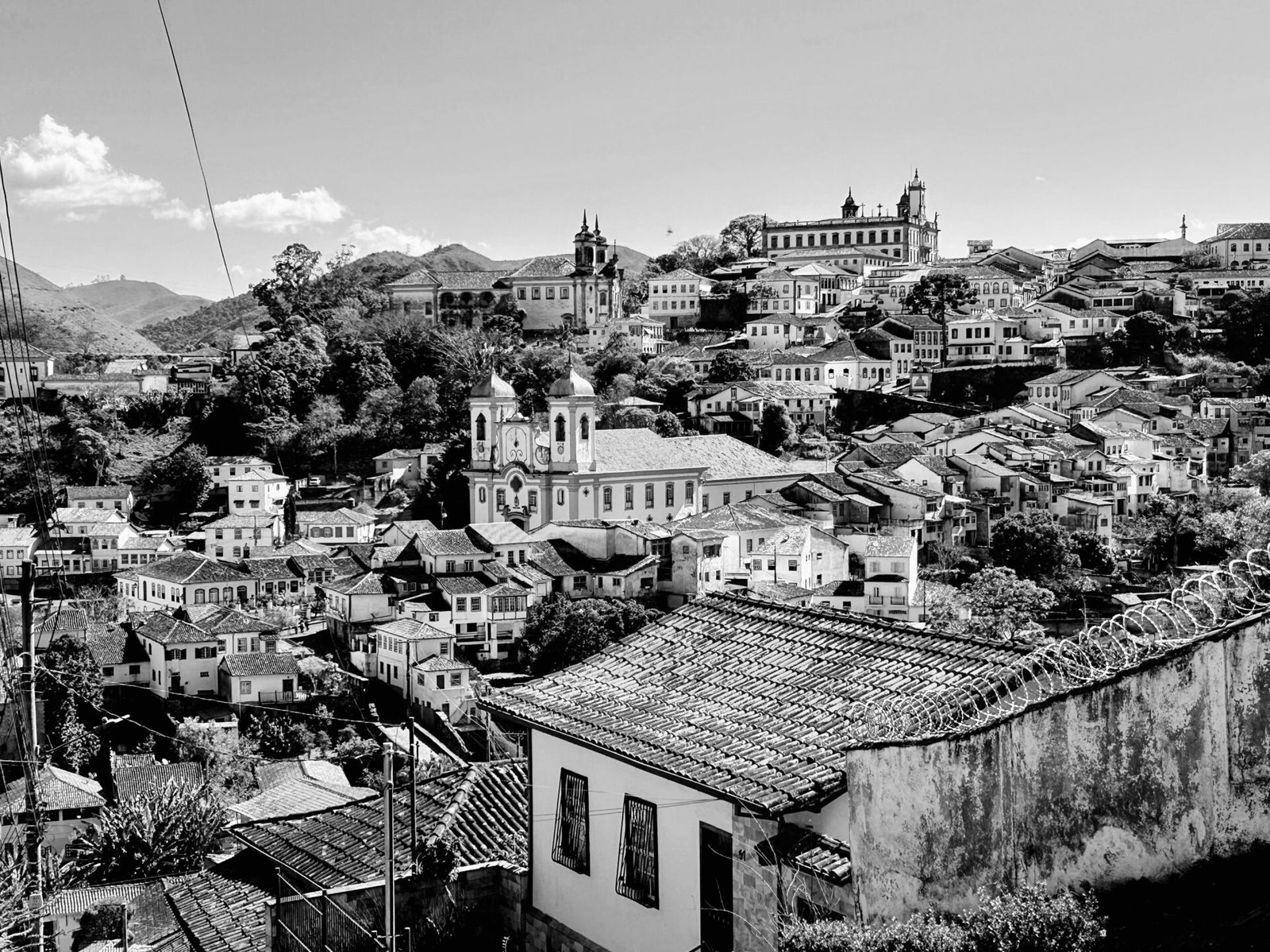 Jovem é encontrado morto em Ouro Preto; família relata demora na chegada da perícia
