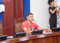 Carlinhos Mendes aprova pedido de abrigo em ponto de ônibus na Bauxita