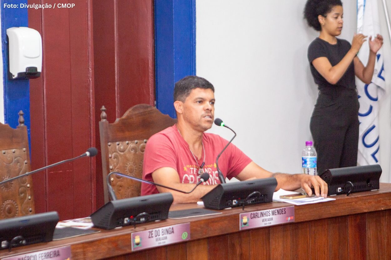 Carlinhos Mendes aprova pedido de abrigo em ponto de ônibus na Bauxita