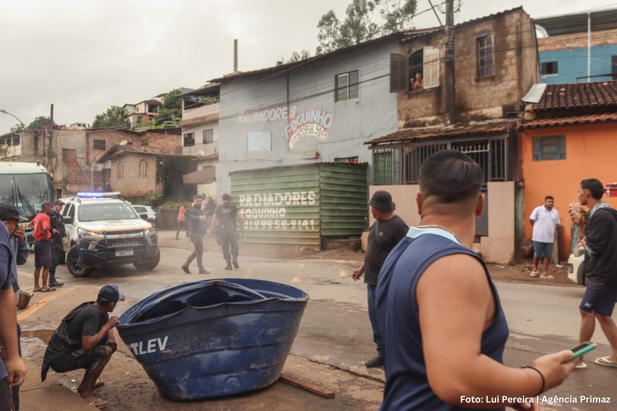Confronto policial marca protesto por moradia em Mariana