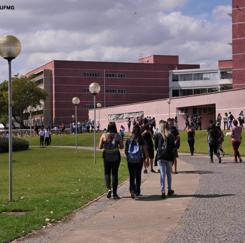 UFMG abre concursos para professor com salários de até R$ 13,2 mil; veja prazos e editais