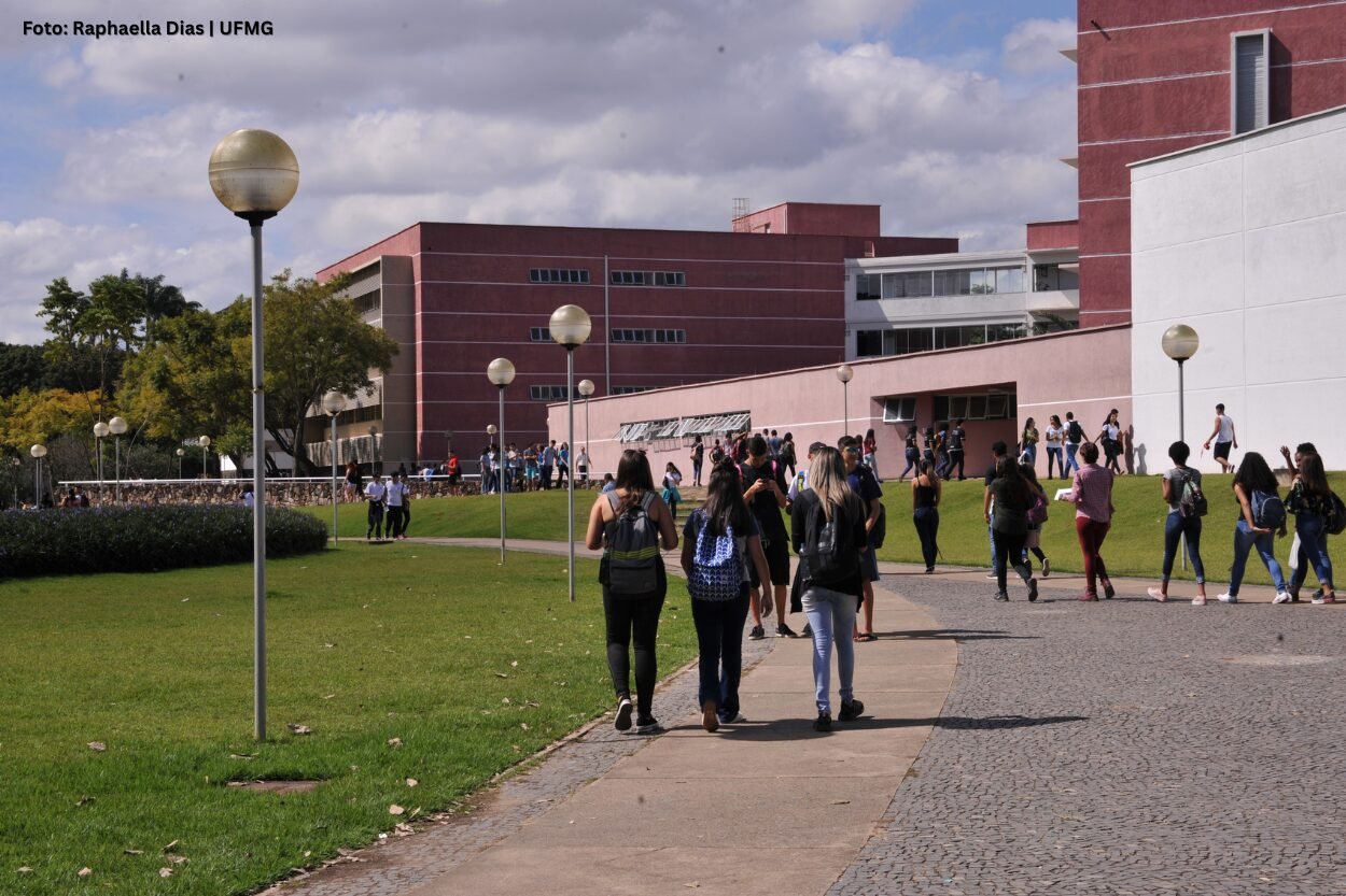 UFMG abre concursos para professor com salários de até R$ 13,2 mil; veja prazos e editais