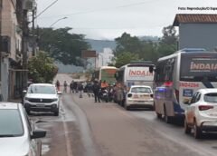 Manifestação para trânsito após demolição de casas em Mariana