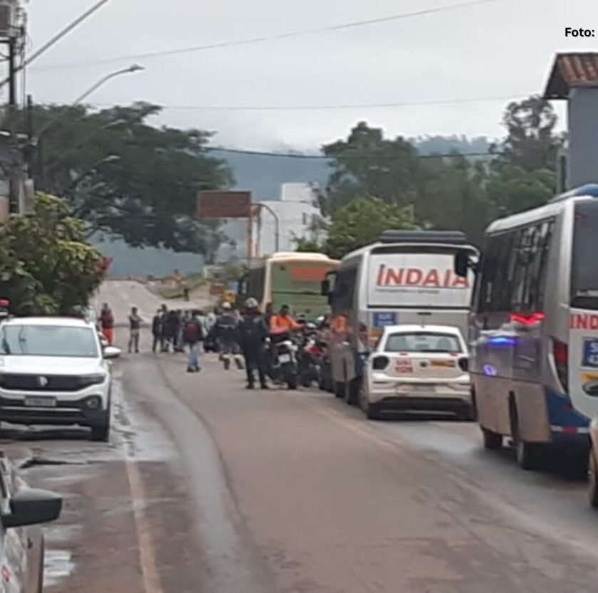 Manifestação para trânsito após demolição de casas em Mariana