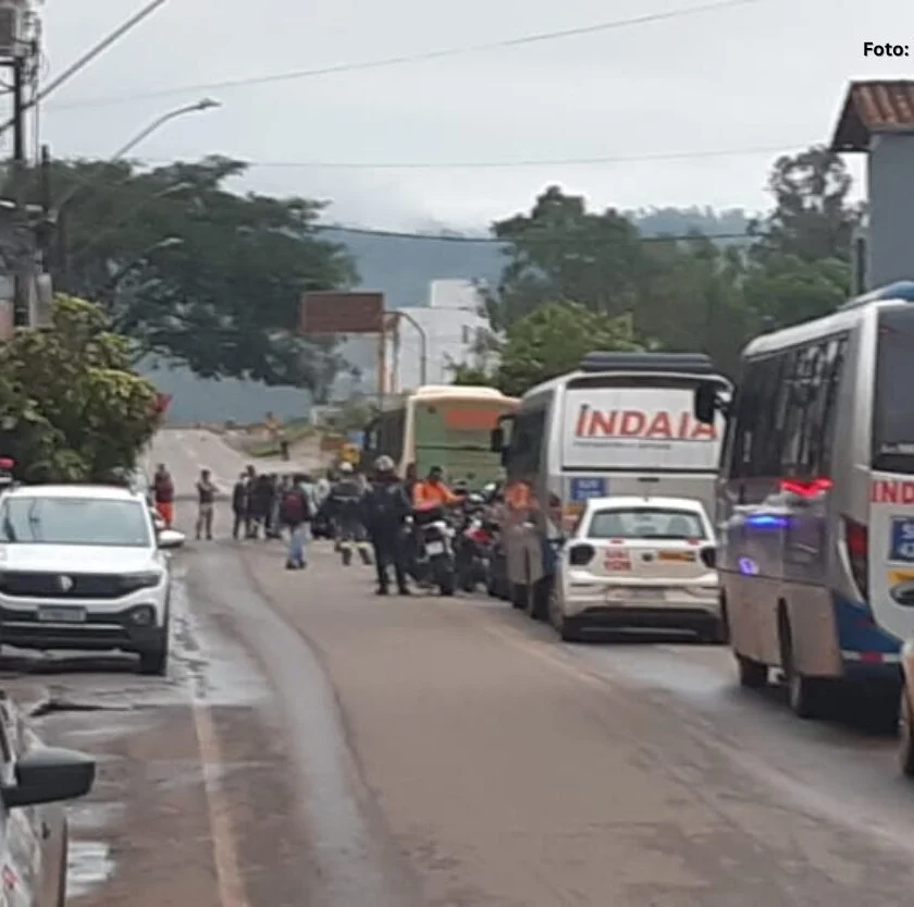 Manifestação para trânsito após demolição de casas em Mariana