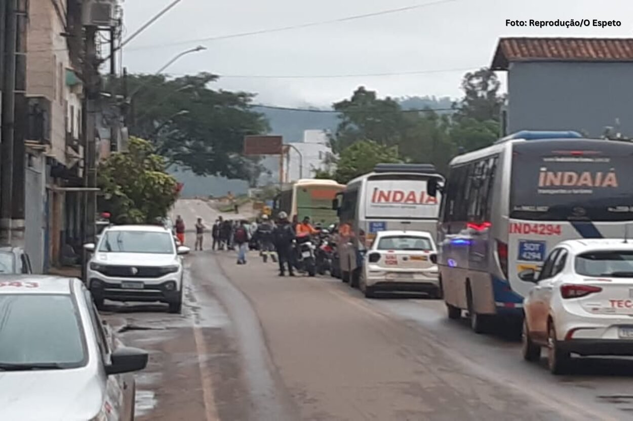 Manifestação para trânsito após demolição de casas em Mariana