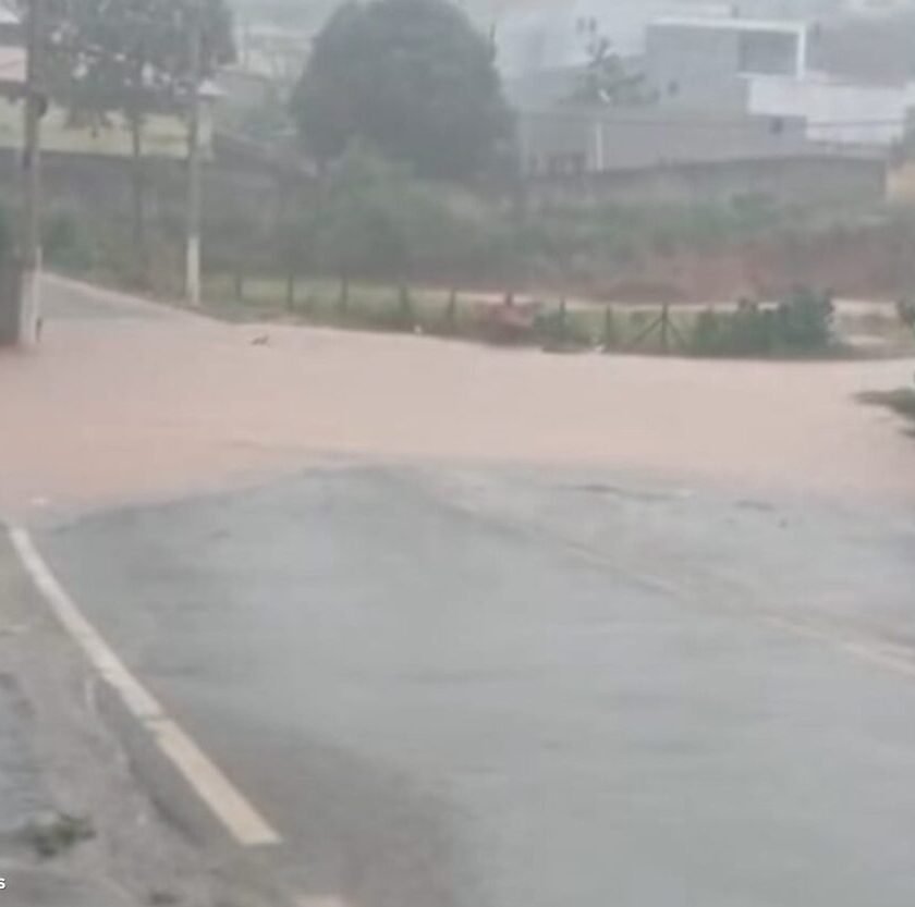 Chuva forte provoca alagamentos e derruba árvores em Ouro Branco
