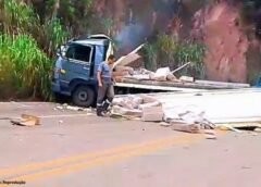 Acidente com carreta é registrado na BR-356 próximo à entrada de Itabirito