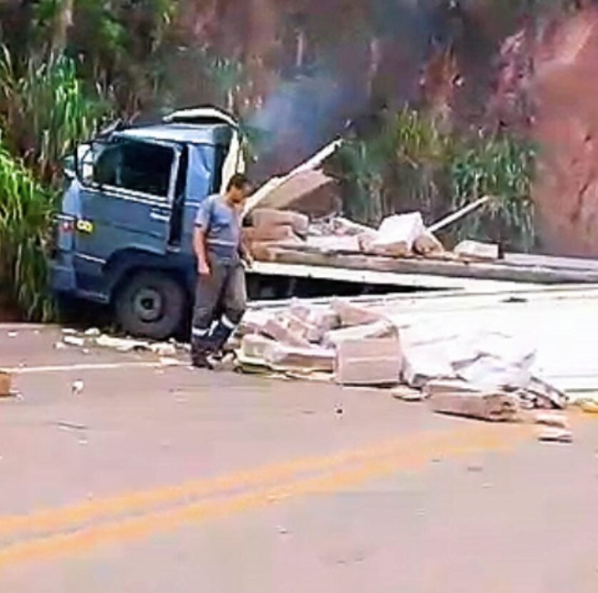Acidente com carreta é registrado na BR-356 próximo à entrada de Itabirito