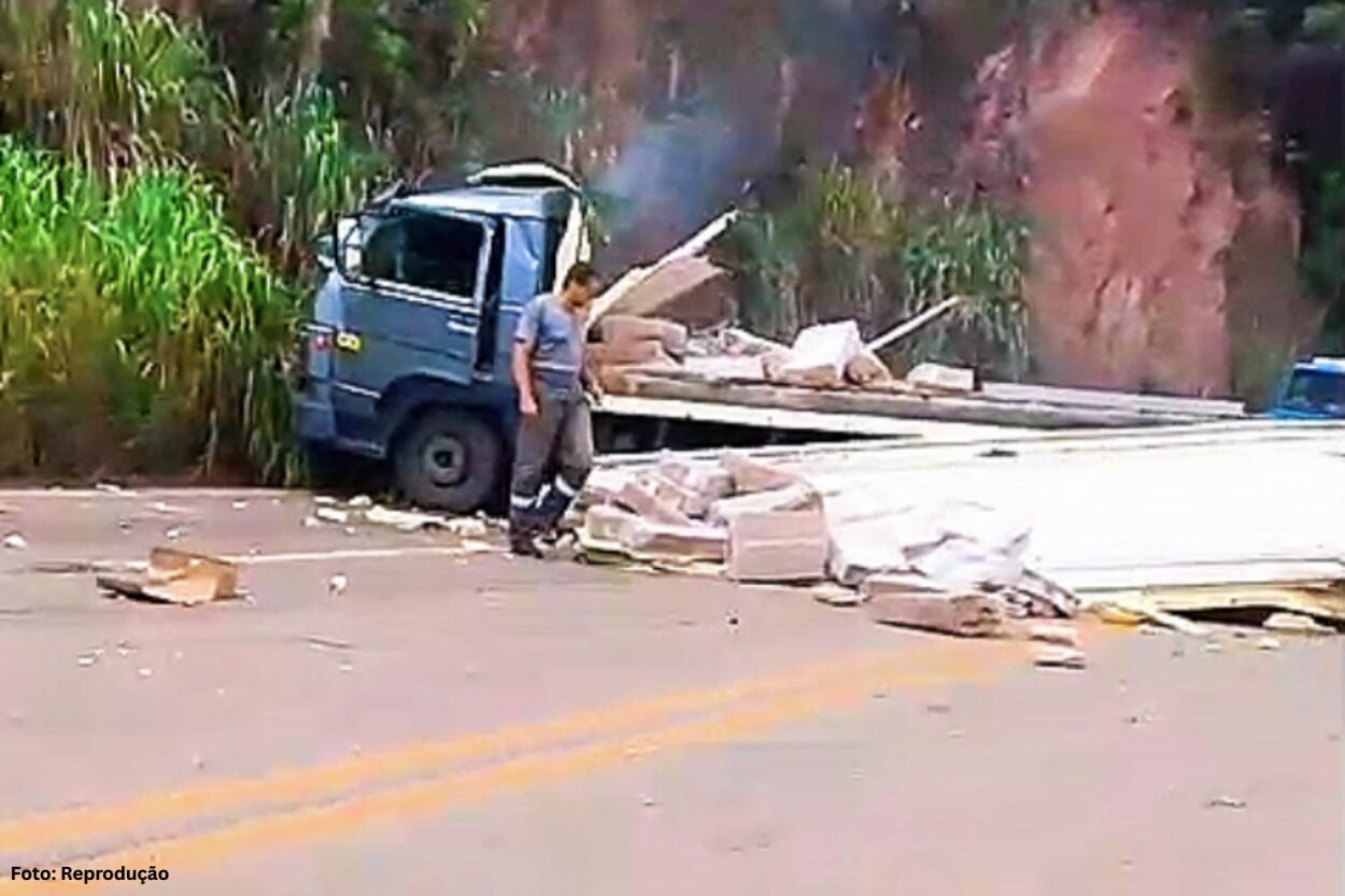 Acidente com carreta é registrado na BR-356 próximo à entrada de Itabirito