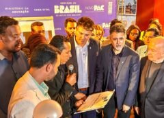 Ministro Camilo Santana recebe Mérito Educacional da Câmara de Ouro Preto