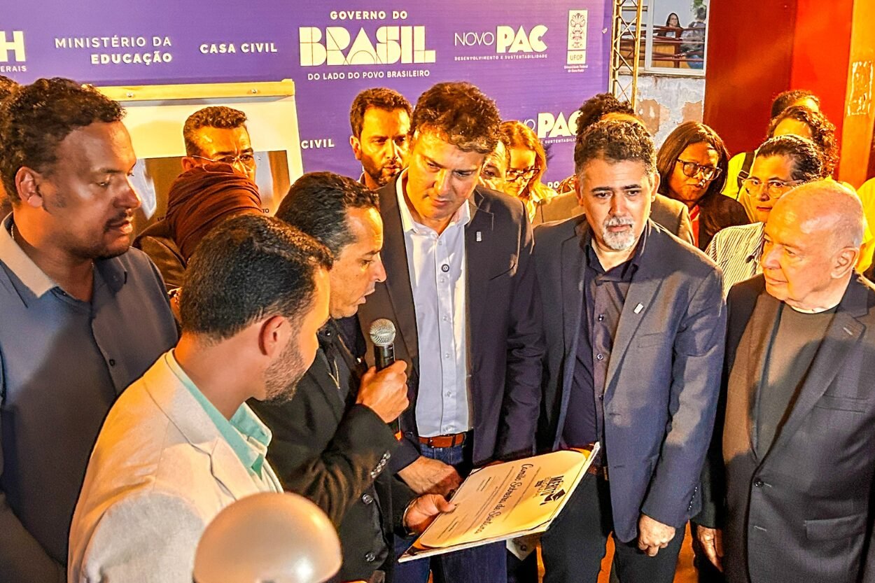 Ministro Camilo Santana recebe Mérito Educacional da Câmara de Ouro Preto