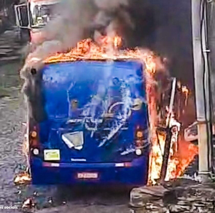 Ônibus pega fogo em rua do bairro Antônio Dias, em Ouro Preto