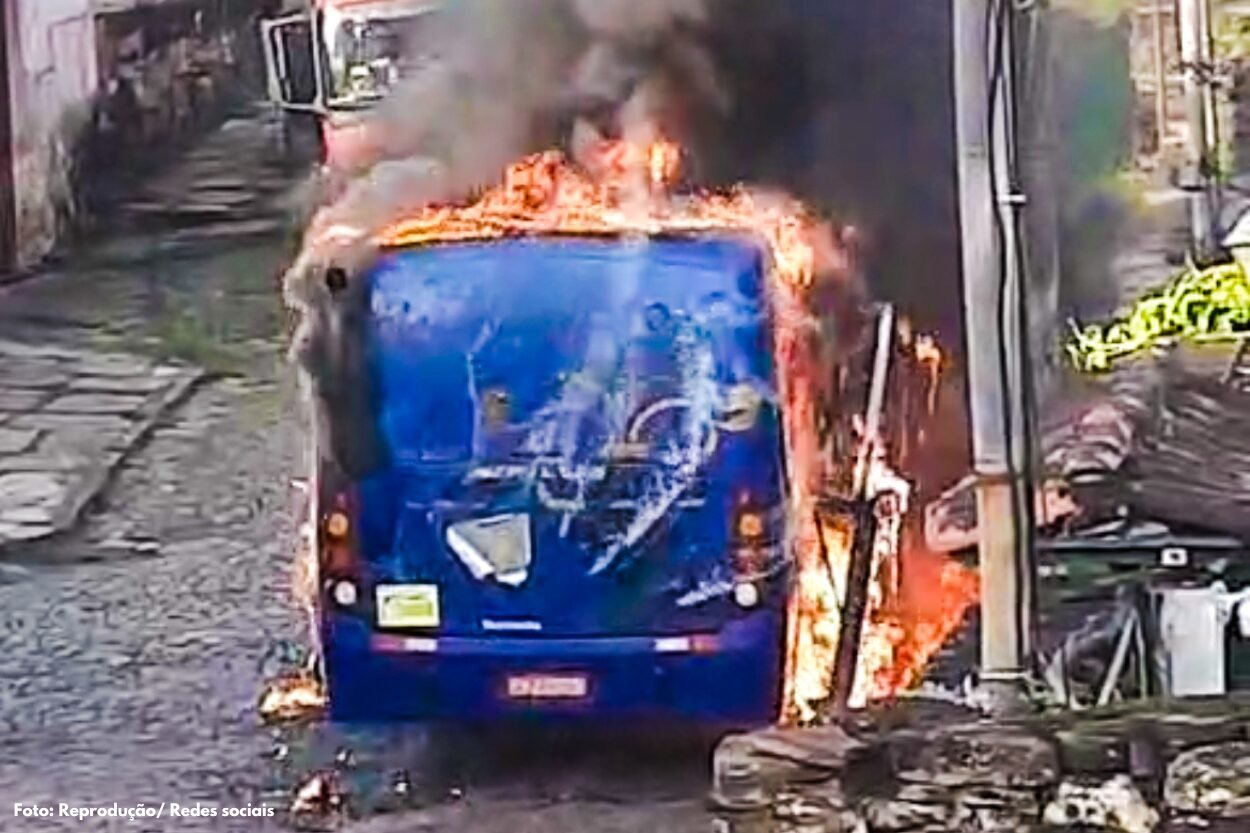 Ônibus pega fogo em rua do bairro Antônio Dias, em Ouro Preto