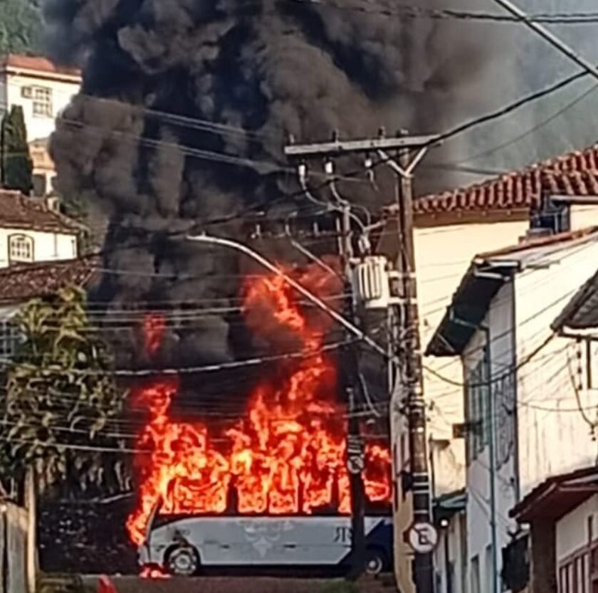 Curto-circuito em bateria causou incêndio que destruiu ônibus em Ouro Preto