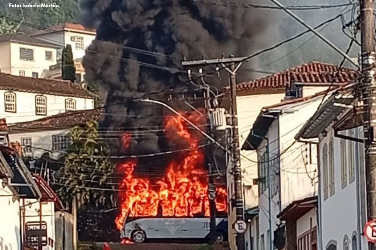 Curto-circuito em bateria causou incêndio que destruiu ônibus em Ouro Preto