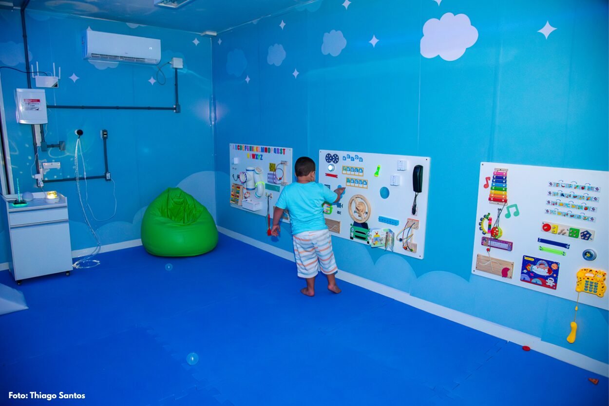 Juliano Duarte sanciona lei que garante prioridade para crianças neurodiversas e suas famílias