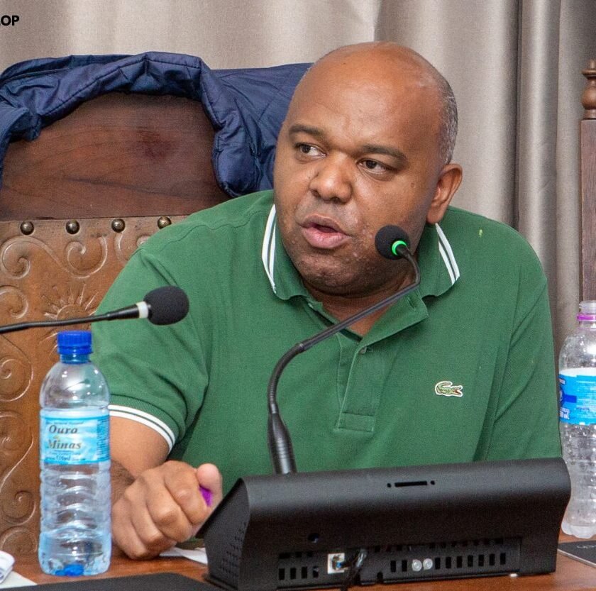 Sem reforma, escadarias viram risco e Alex Brito cobra explicações da Prefeitura de Ouro Preto