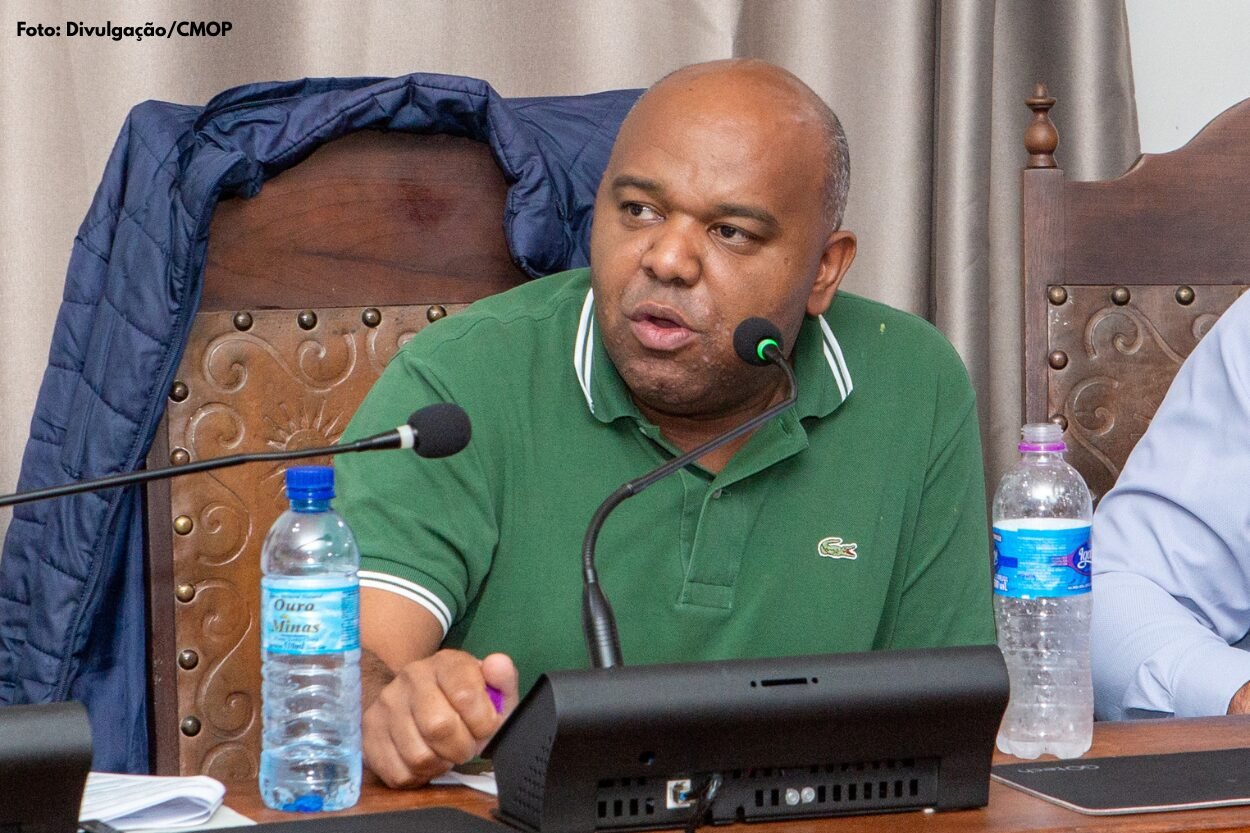 Sem reforma, escadarias viram risco e Alex Brito cobra explicações da Prefeitura de Ouro Preto