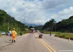 Carga de parafusos se espalha na BR-356 em Itabirito e fura pneus