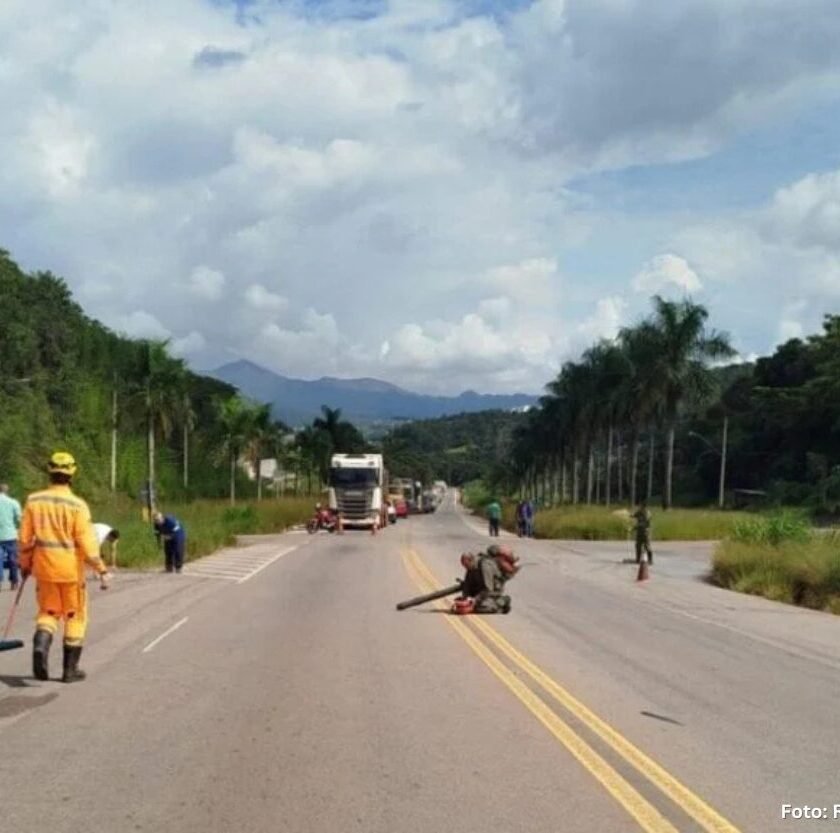 Carga de parafusos se espalha na BR-356 em Itabirito e fura pneus