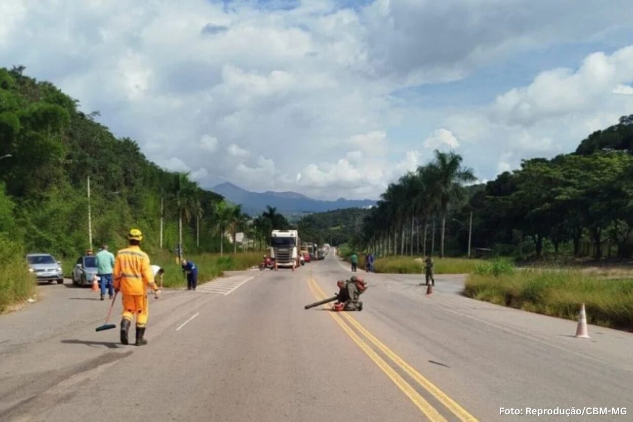 Carga de parafusos se espalha na BR-356 em Itabirito e fura pneus