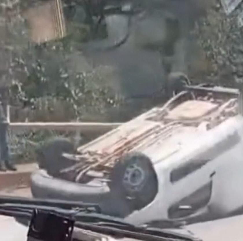 Carro capota após desviar de veículo na BR-356, em Itabirito