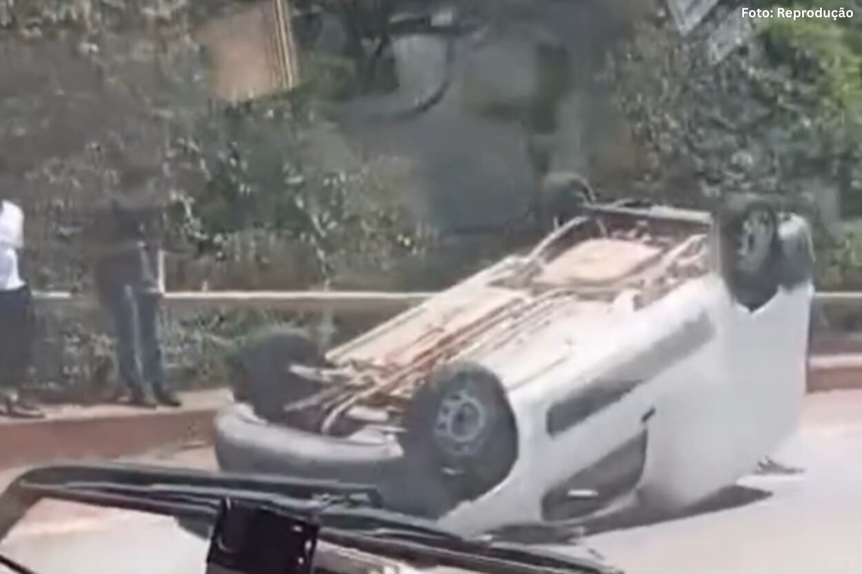 Carro capota após desviar de veículo na BR-356, em Itabirito