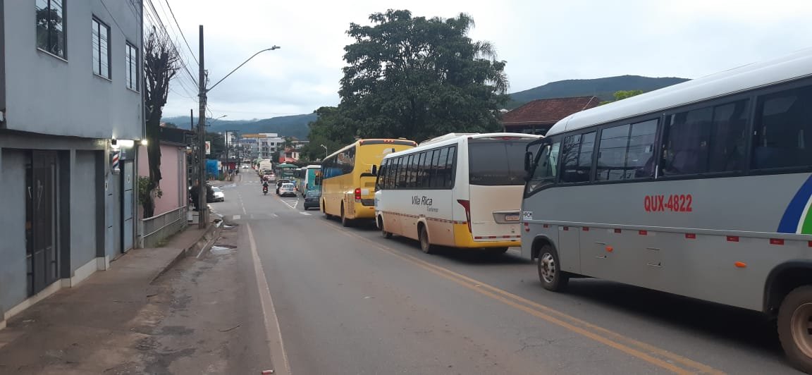 Manifestação para trânsito após demolição de casas em Mariana