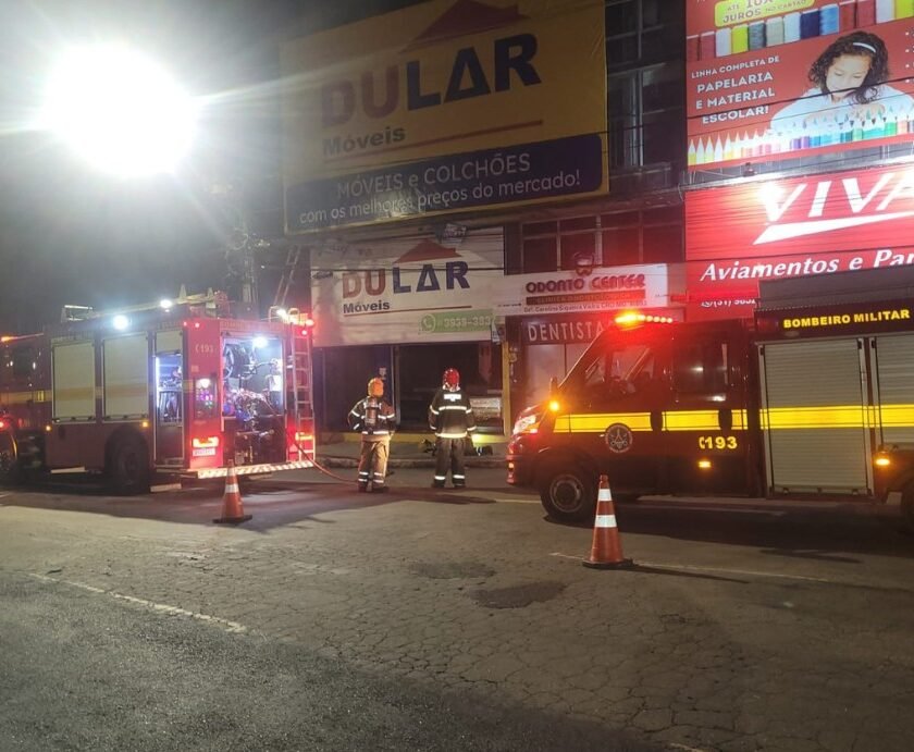Incêndio em prédio comercial em Lafaiete mobiliza Bombeiros durante a madrugada