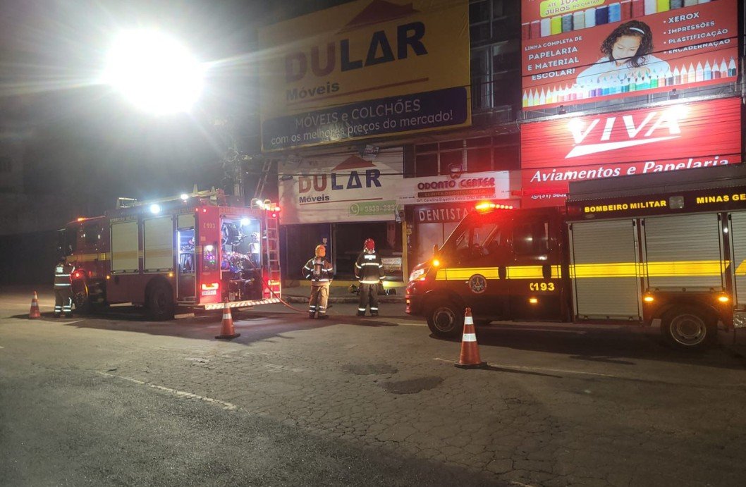 Incêndio em prédio comercial em Lafaiete mobiliza Bombeiros durante a madrugada