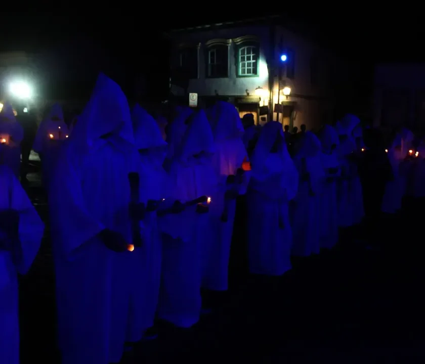 Procissão das Almas transforma madrugada de Mariana em cenário de fé e mistério