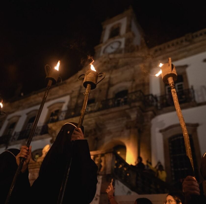 Noite de fé e tradição: Procissão do Fogaréu ilumina o Centro Histórico de Ouro Preto