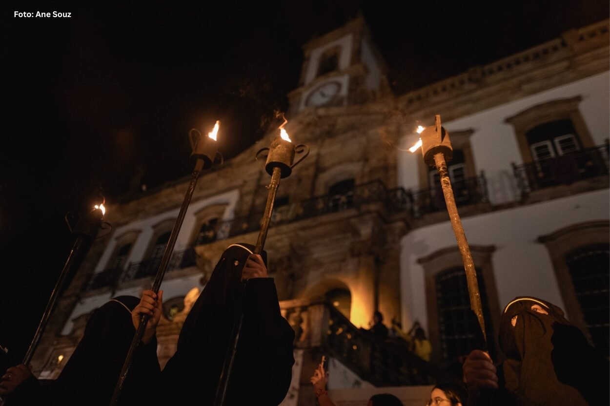 Noite de fé e tradição: Procissão do Fogaréu ilumina o Centro Histórico de Ouro Preto