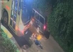 Motociclista sofre fratura exposta após acidente com carro e ônibus em Ouro Preto