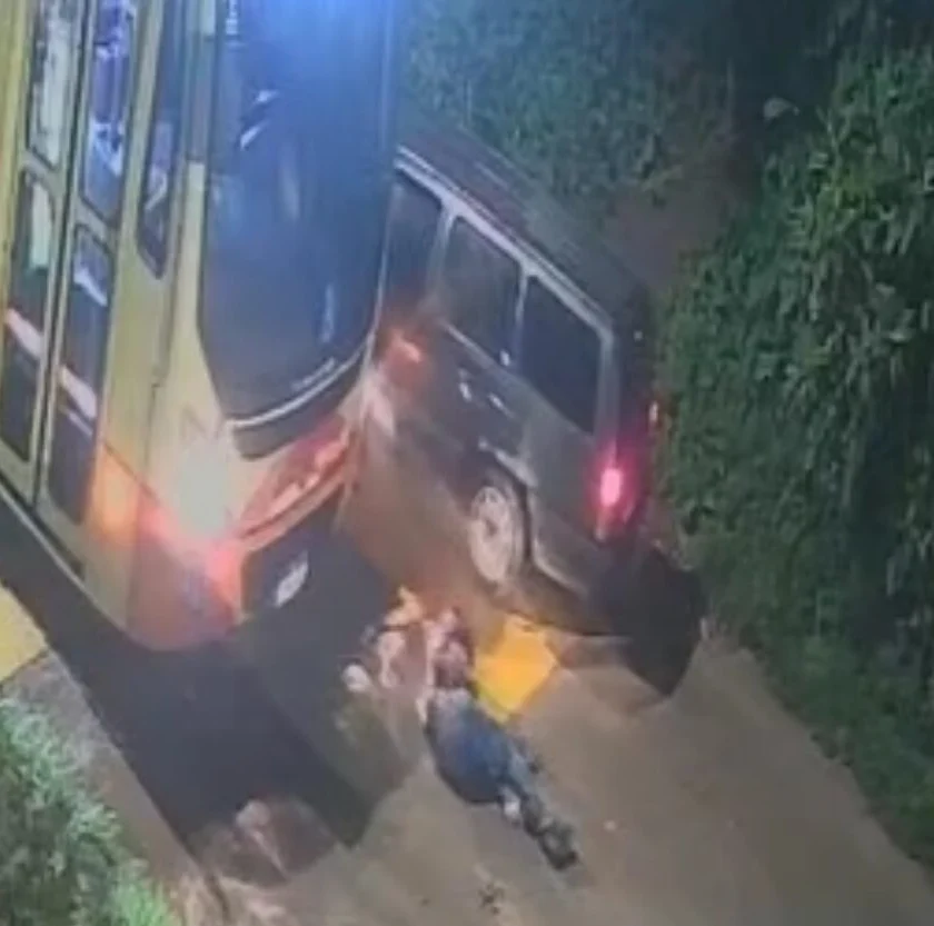 Motociclista sofre fratura exposta após acidente com carro e ônibus em Ouro Preto