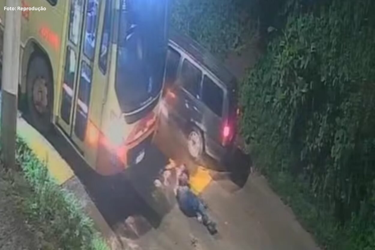 Motociclista sofre fratura exposta após acidente com carro e ônibus em Ouro Preto