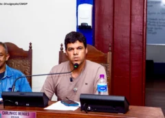 Sem abrigo, usuários enfrentam sol e chuva na Bauxita; Carlinhos Mendes cobra solução para ponto na Bauxita