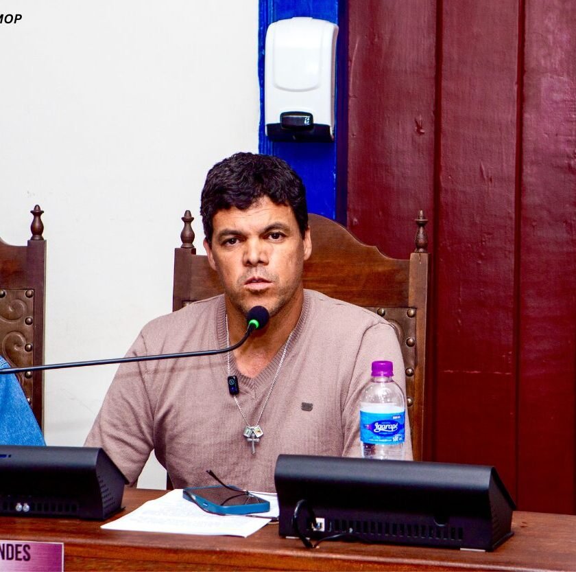 Sem abrigo, usuários enfrentam sol e chuva na Bauxita; Carlinhos Mendes cobra solução para ponto na Bauxita