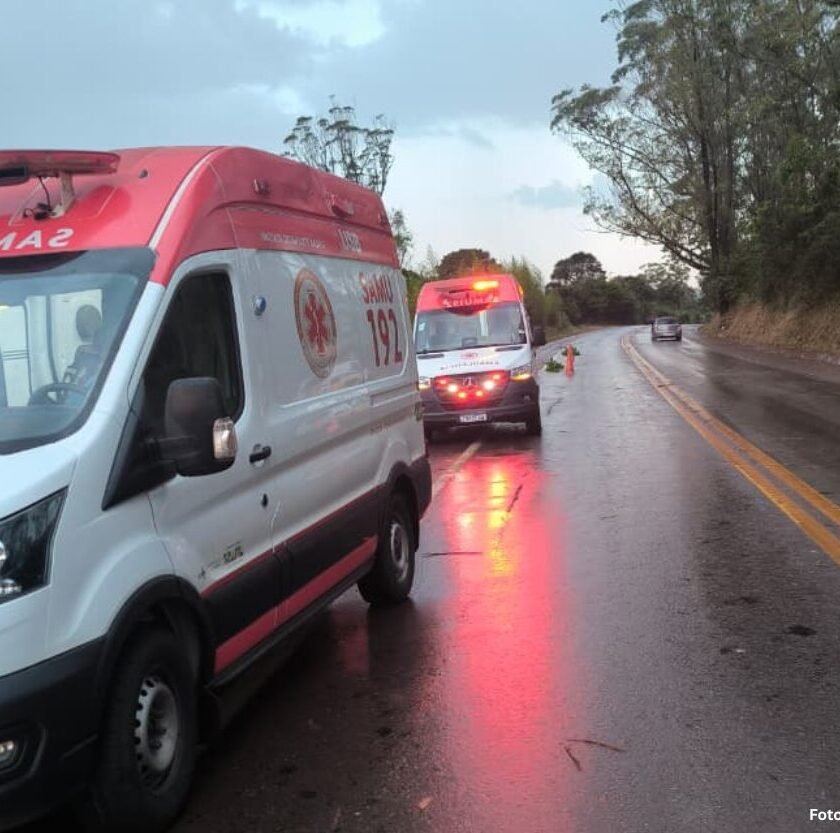 BR-356: carro capota e despenca de 10 metros perto do Alphaville; quatro pessoas ficam feridas
