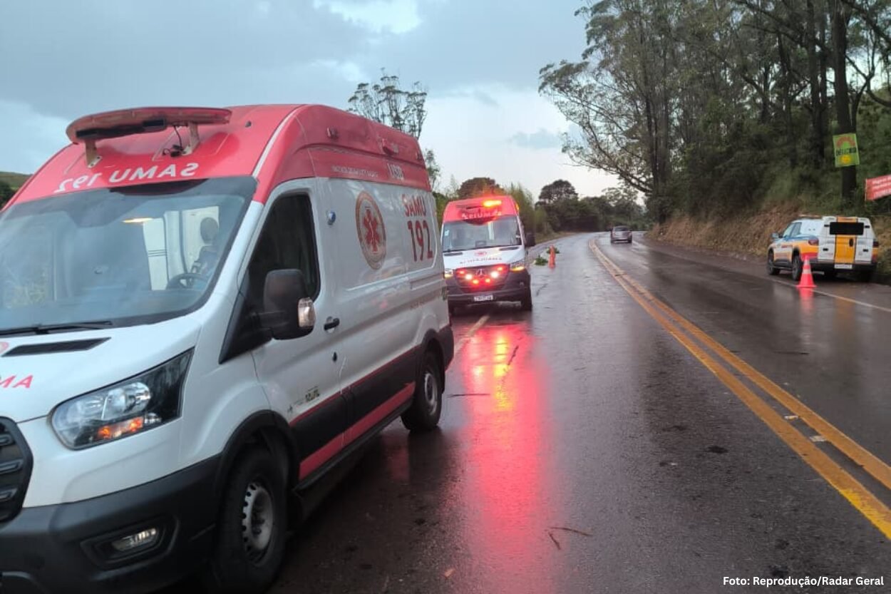 BR-356: carro capota e despenca de 10 metros perto do Alphaville; quatro pessoas ficam feridas